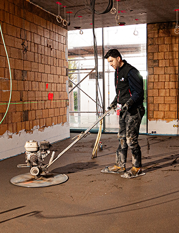 HS Dekvloeren zandcement expert aan het werk